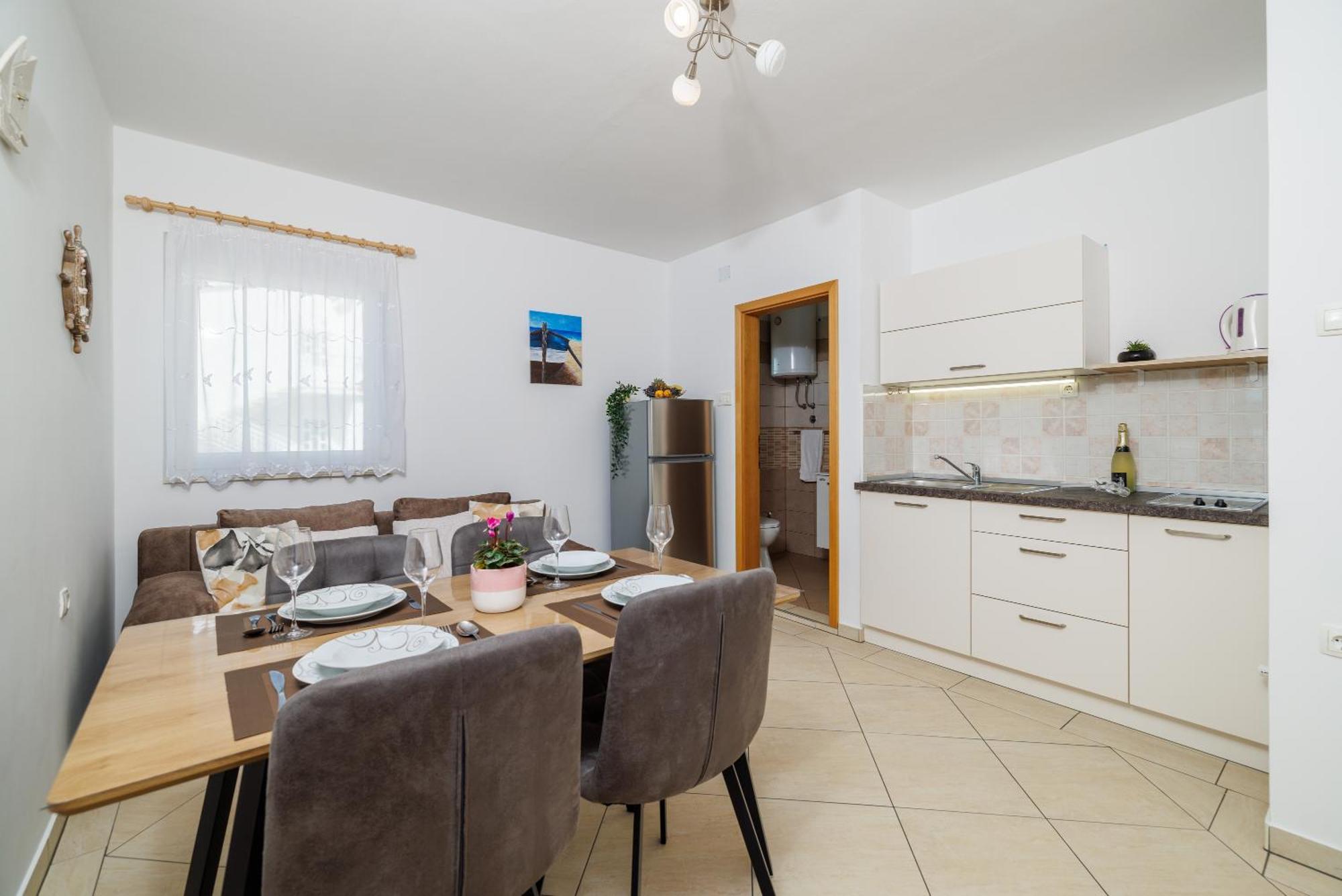 Apartments Maja Драмал Екстериор снимка