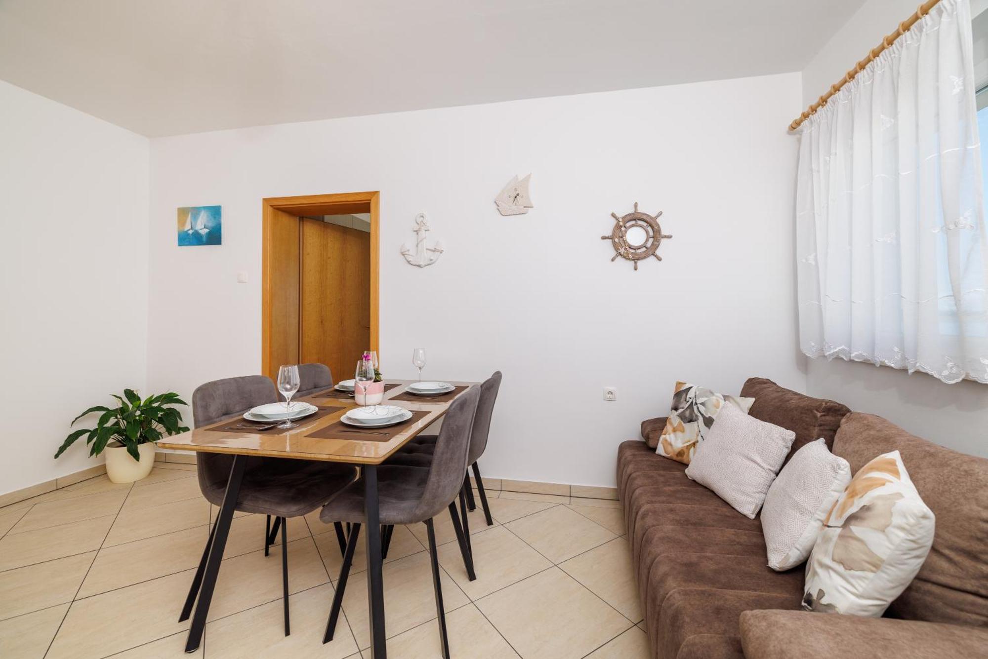 Apartments Maja Драмал Екстериор снимка