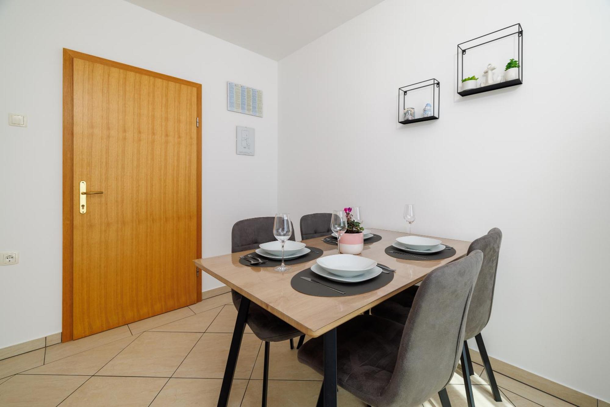 Apartments Maja Драмал Екстериор снимка