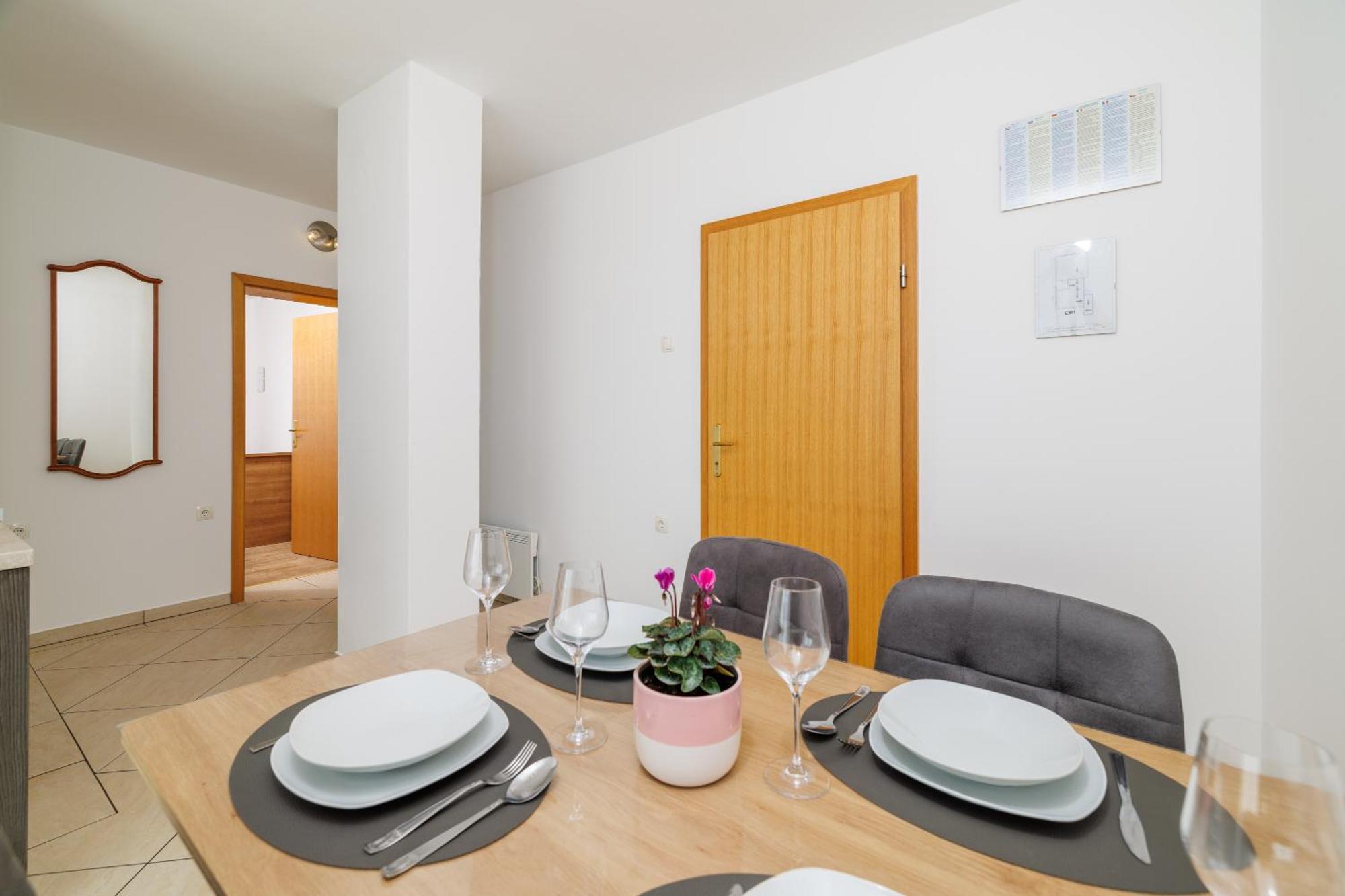 Apartments Maja Драмал Екстериор снимка